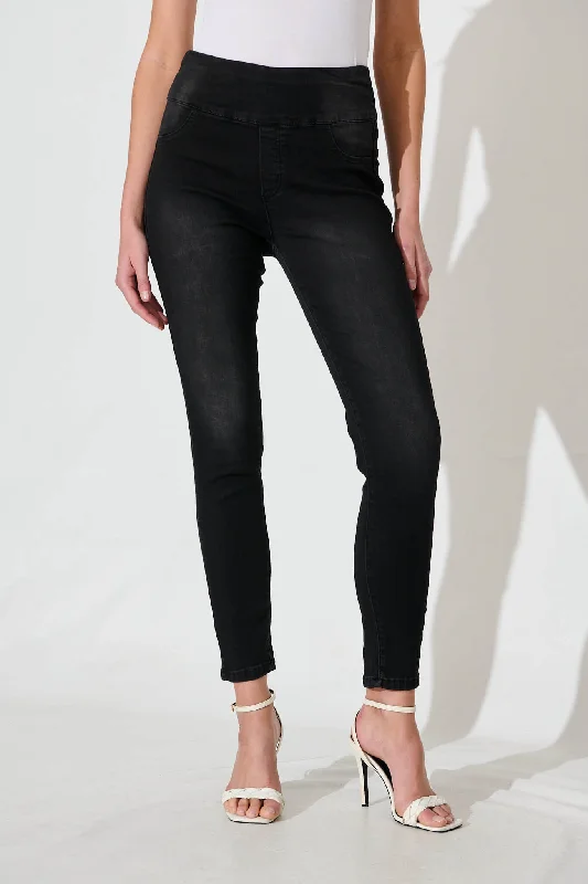 Avia High Rise Skinny Jegging In Black Denim